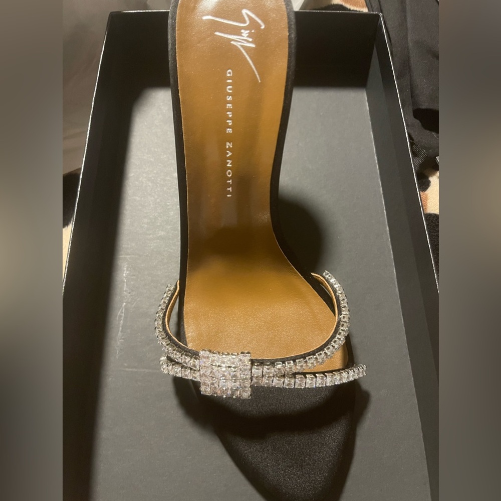 NWT GIUSEPPE ZANOTTI CIANDESTINO 90 SAN P
RASO DOPPIATO
NERO
